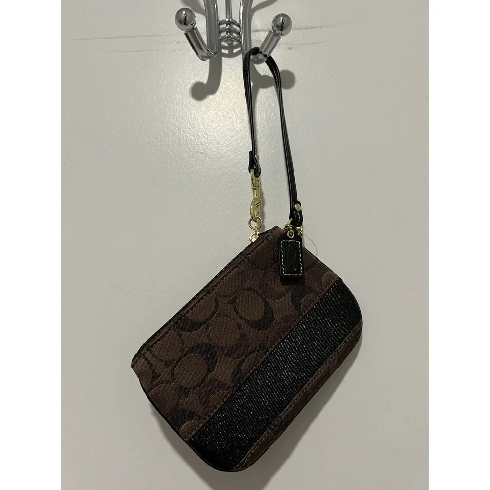 Coach corner zip